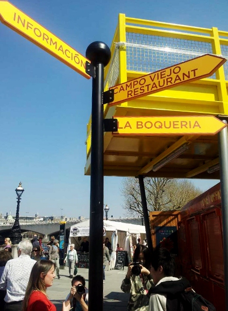 Campo_Viejo_Streets_of_Spain_London_Poste_señalizador